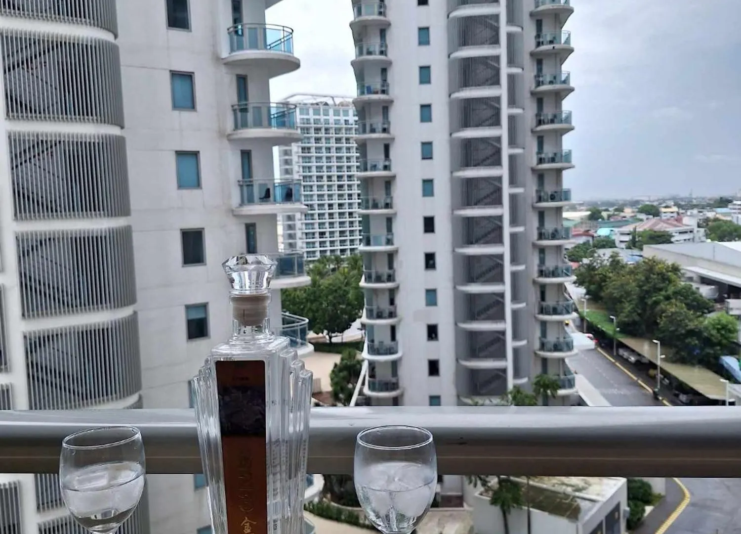 Resort Living 2Br Azure Urban Residences W/ Wi-Fi Paranaque City Philippines